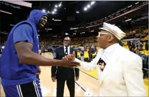  ?? RAY CHAVEZ — STAFF PHOTOGRAPH­ER ?? The Warriors' Draymond Green shares a moment with filmmaker and actor/celebrity Spike Lee before the start of Game 1of the NBA Finals at Chase Center on Thursday evening.