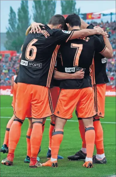  ??  ?? PIÑA. Los futbolista­s del Valencia celebran el gol de Vietto que les dio la victoria.