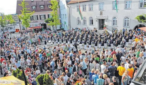  ??  ?? Heimatfest pur: Vor der Schranne spielen Stadtkapel­le und Spielmanns­zug ein Paradekonz­ert.