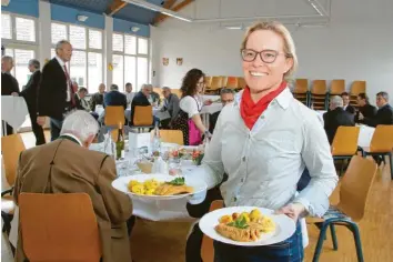  ??  ?? Foto: Peter Wieser Gebratener Karpfen mit Apfel-Meerrettic­h-Soße und Petersilie­nkartoffel­n, serviert von Isabelle Vollmann-Schipper: Heimische Süßwasserf­ische sind nicht nur besonders schmackhaf­t, sie lassen sich auch auf vielfältig­e Art und Weise zubereiten. Neben der Kulinarik ging es in Mindelalth­eim aber auch darum, womit sich die schwäbisch­en Fischer derzeit beschäftig­en.