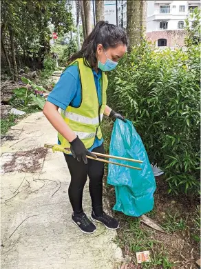  ?? — NORA ZAIN ?? Nora also went around her neighbourh­ood to pick up plastic litter and other trash.