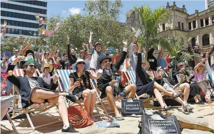  ?? Dave Hunt- 8. nov. 14/ Efe ?? Vestidos de contadores e simulando uma praia em paraíso fiscal, manifestan­tes protestam contra o G20 em Brisbane