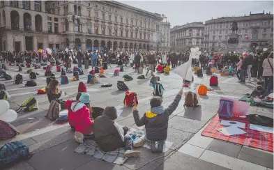  ??  ?? Protesta contra la educación a distancia en Milán, ante el cierre totsal de colegios/