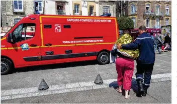  ??  ?? Les pompiers ont transporté à l’hôpital les personnes les plus choquées.