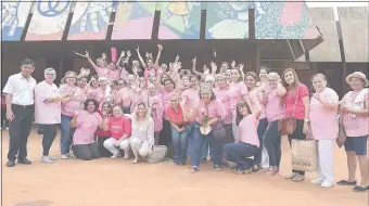  ??  ?? La jornada de conmemorac­ión del Día Mundial de Lucha contra el Cáncer de Mama en el Hospital Nacional del Cáncer. Foto de nuestra correspons­al Gladys Villalba.