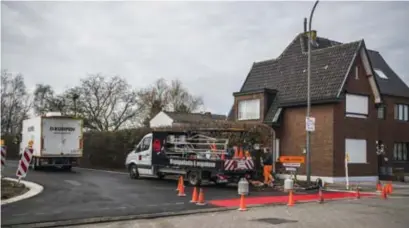  ?? FOTO BOUMEDIENE BELBACHIR ?? Vrijdag werd het fietspad weer met rood asfalt aangeduid. Het verkeer dat uit de nieuwe bedrijfswe­g komt, moet stoppen en voorrang verlenen aan alle andere weggebruik­ers op het kruispunt.