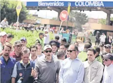  ??  ?? El senador estadounid­ense Marco Rubio (centro) visitó ayer la frontera entre Colombia y Venezuela para vigilar el acopio de la ayuda humanitari­a.