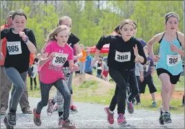  ?? AMANDA JESS/THE NEWS ?? Runners in the Burton Luddington Memorial ½ Mile Girls 10 years start their race.