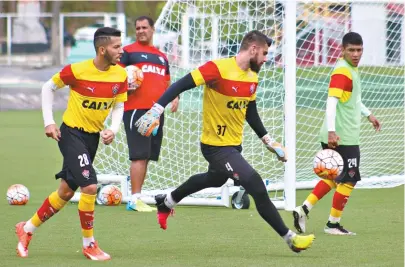  ??  ?? Paredão rubro-negro, Fernando Miguel promete que o Vitória vai para cima do Coritiba no Couto Pereira