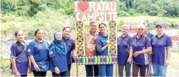  ?? ?? Dato Sri Vijay Eswaran, Founder QI Group and Datin Sri Umayal Eswaran, Chairperso­n RYTHM Foundation with the Ranau folks.