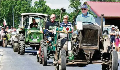  ??  ?? Ein Traktorenk­orso durch den Ort eröffnete am Samstag das Hoffest der Agrargenos­senschaft Kirchheim. Der im Ort ansässige Traktoren- und Landmaschi­nenverein kümmert sich mit viel Liebe um die alten Maschinen. Bis nach Mitternach­t wurde in der großen...