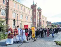  ?? PHOTO: LINDA ROBERTSON ?? Leading the way . . . Prof David Fielding, of the University of Otago, leads a procession from Selwyn College to a service at All Saints Anglican Church yesterday morning.