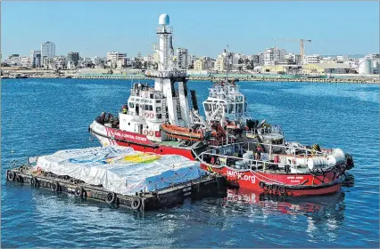  ?? ?? Chipre. El barco de la ONG española Open Arms zarpó llevando al remolque 200 toneladas de alimentos.