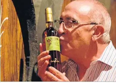  ??  ?? Antonio Flores, enólogo de González Byass, besa una botella de Tío Pepe Cuatro Palmas, ‘Premio Lavinia’ en el concurso.