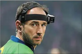  ??  ?? Au rugby, lors de certains matchs, les arbitres ont une caméra sur la tête.