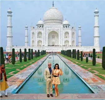  ??  ?? INSIEME IN VISITAAL TEMPIODELL’AMORE ETERNO India. Jeff Bezos e la compagna Lauren Sanchez in viaggo al Taj Mahal, il “tempio dell’amore eterno” costruito nel 1632 dall’imperatore Shah Jahan in memoria della preferita tra le sue mogli.
