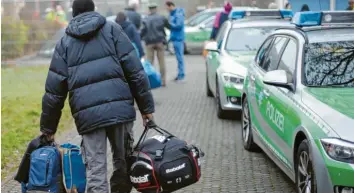  ?? Symbolfoto: Alexander Kaya ?? Polizeiein­satz in einer Flüchtling­sunterkunf­t: Rund 760 Einsätze wegen Abschiebun­gen gab es im Bereich des Augsburger Polizeiprä­sidiums in diesem Jahr. Etwas mehr als die Hälfte der Einsätze scheiterte aber am Ende.