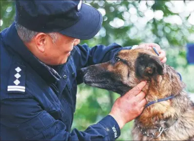  ?? PHOTOS PROVIDED TO CHINA DAILY ?? Bai Yan, a policeman in Hangzhou, Zhejiang province, performs a daily health check on Gongzi.