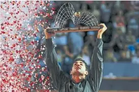  ?? (AP) ?? Arriba. El chileno venció en la final al italiano Mager y obtuvo su primer título ATP 500. Desde hoy, aparecerá en el puesto 18 del ranking.