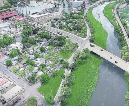  ??  ?? Proyección digitaliza­da. Así será el puente que unirá ambos lados de la Costanera con la calle Agustín Garzón.