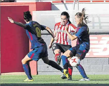  ?? FOTO: MIREYA LÓPEZ ?? Eunate intenta avanzar entre dos rivales en el choque del pasado domingo en Lezama frente al Barça