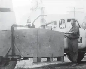  ?? Contribute­d photo ?? Stu Berry (above, and inset) loads a fruit bin during the early days of Berry and Smith Trucking.