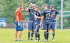  ?? ARCHIVFOTO: ALEXANDER HOTH ?? Auf bestem Wege zum Aufstieg in die Fußball-Bezirkslig­a Bodensee: der SV Achberg mit Coach Michael Riechel (links).