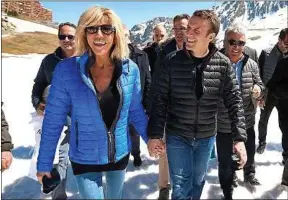  ??  ?? Brigitte Macron et son époux s’offrent un break dans les Pyrénées, en avril.
