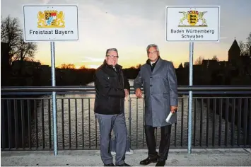  ?? Foto: Alexander Kaya ?? Für einen Fototermin mit den Oberbürger­meistern Gerold Noerenberg (links) und Gunter Czisch wurde die Grenze auf der Herd brücke deutlich gemacht. Möglicherw­eise kommen die Schilder bald fest montiert zurück.