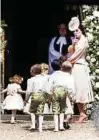  ??  ?? Herzogin Kate ermahnt die Blumenkind­er, in der Kirche leise zu sein. Foto: M. Stewart