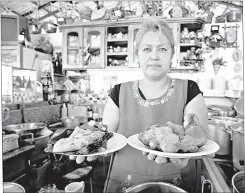  ?? AWM ?? Sandra Barros prepara los tamales de chancho y los buñuelos en el mercado 12 de Abril cuando empieza diciembre. /