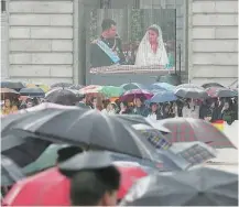  ?? ?? Los madrileños siguieron la boda a través de pantallas instaladas en el exterior