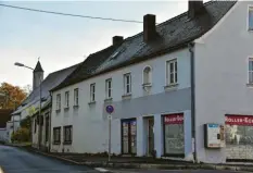  ?? Foto: Wolfgang Widemann ?? Dieses Gebäude in der Bahnhofstr­aße in Wemding wird möglicherw­eise in diesem Jahr abgerissen. Der Bereich soll dann neu gestaltet werden.