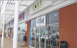  ?? FM4770913 ?? Chips off the old block: Kevin Hill and Lisa Turner celebrate their nomination at their Catch Fish and Chips shop