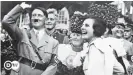  ??  ?? Helene Bertha Amalie 'Leni' Riefenstah­l, propagandi­sta de los nazis, junto a Adolf Hitler