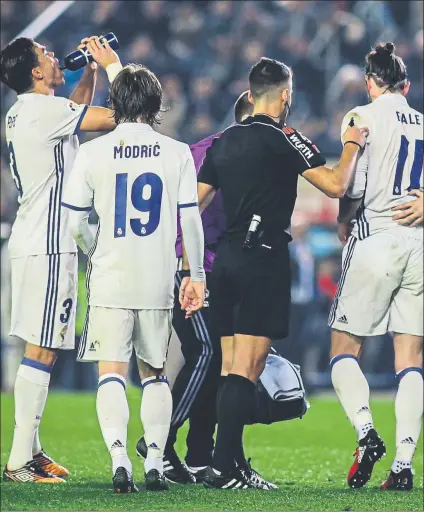  ?? FOTO: AP ?? Gil Manzano indignó al Villarreal con su arbitraje ante el Real Madrid En la imagen, rodeado de Bale, Modric y Pepe