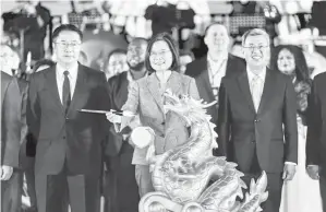  ?? — Gambar Taiwan Tourism Administra­tion ?? RASMI: Presiden Taiwan, Tsai Ing-Wen ditemani tetamu kehormat lain menyempurn­akan simbolik perasmian Taiwan Lantern Festival 2024 di Tainan, malam Sabtu.