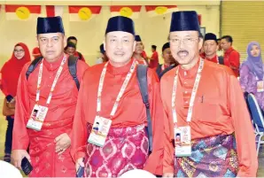  ??  ?? ZAKARIA (kanan) bersama Menteri Kerajaan Tempatan dan Perumahan Datuk Seri Panglima Haji Hajiji Haji Noor dan Ketua Umno Bahagian Batu Sapi Datuk Samsudin Yahya (kiri).