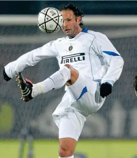  ??  ?? Master of the dead ball: Serbian defender Siniša Mihajlovic