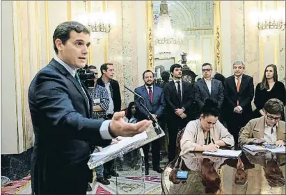  ?? SERGIO BARRENECHE­A / EFE ?? Albert Rivera amb l’equip negociador dels pressupost­os de Ciutadans en una roda de premsa al Congrés
