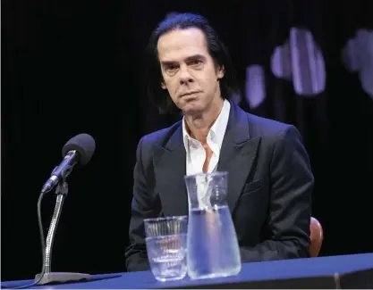  ?? FOTO: JOHAN NILSSON/TT ?? ■ Rockstjärn­an Nick Cave när han på måndagen blev intervjuad av journalist­er för första gången på fem år. Cave besökte Köpenhamn med anledning av utställnin­gen om hans liv och karriär.