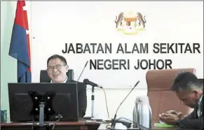  ?? ?? Ling (left) chairing a meeting during a visit to the state doe headquarte­rs in Johor baru.