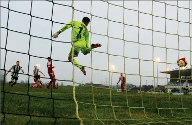  ?? PICS: WhiteRoseP­hotos ?? LEAP OF FAITH: Harry Clifton’s shot beats Matthew Gould in the Stourbridg­e goal