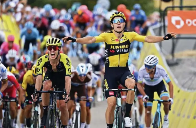  ?? © Vincent Kalut/photo news ?? Daryl Impey en nog wat gepatentee­rde klimmers moeten hun meerdere erkennen in de ‘knecht’ van Jumbo-Visma: Wout van Aert.