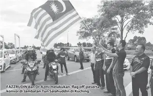  ??  ?? FAZZRUDIN dan Dr Azmi melakukan ‘flag off’ peserta konvoi di Jambatan Tun Salahuddin di Kuching.
