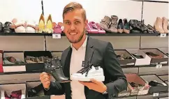  ??  ?? Der zweite Geschäftsf­ührer Dominic Rauer zeigt Valentino-Schuhe (reduziert immerhin noch 499 Euro) und Prada-Sneakers (269 Euro).