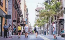  ?? FOTO: ARTURO JIMENEZ/DPA ?? Auf Teneriffa freuen sich die Menschen zurückhalt­ender und sind mit Masken in einer Einkaufsst­raße unterwegs.