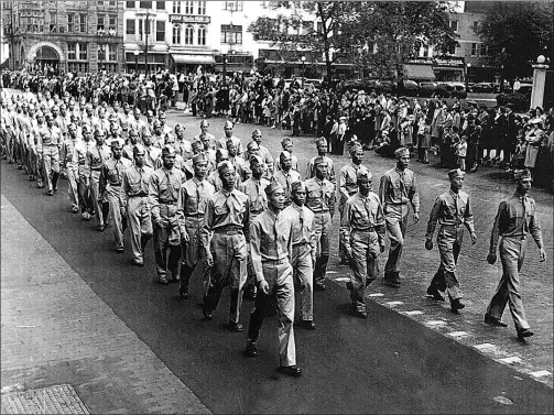  ?? PHOTOS PROVIDED TO CHINA DAILY ?? Chinese-American units of the US Army Air Corps march in Dayton, Ohio, on Memorial Day, 1943.