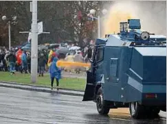  ?? Foto: AFP ?? Mit einem Wasserwerf­er versucht die Polizei in Minsk, Demonstran­ten während einer Kundgebung zu zerstreuen.