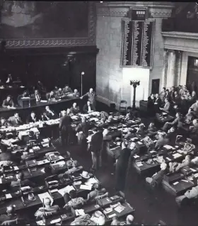  ?? MILTON LEIDNER/MILWAUKEE JOURNAL ?? About 500 people attend a spirited hearing on daylight saving time before the Assembly State Affairs Committee in Madison on Feb. 2, 1955. At the hearing, big-city supporters of daylight saving time squared off against rural opponents of the measure.